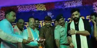 लक्खी अमृत महोत्सव पर सांस्कृतिक कार्यक्रम में पहॅुचे सांसद मनोज तिवारी।