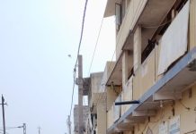 गैस सिलेंडर की गाड़ी लगते ही गैस गोदाम पर टूट पड़ते है लोग